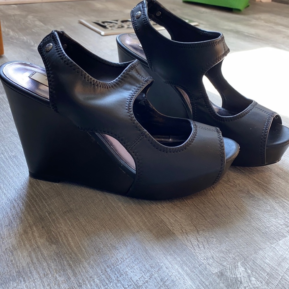 NWOT Simply Vera Vera Wang black wedges